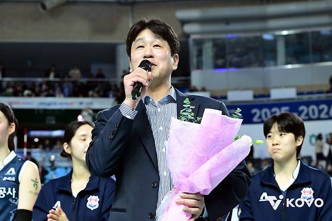 김종민 한국도로공사 감독이 14일 경북 김천체육관에서 열린 2025-2026 V리그 여자부 IBK기업은행전에서 승리를 거두며 여자부 통산 158승째를 거둬 역대 여자부 최다승 사령탑에 오른 뒤 꽃다발을 든 채 관중들에게 인사말을 건네고 있다. 한국배구연맹(KOVO) 제공