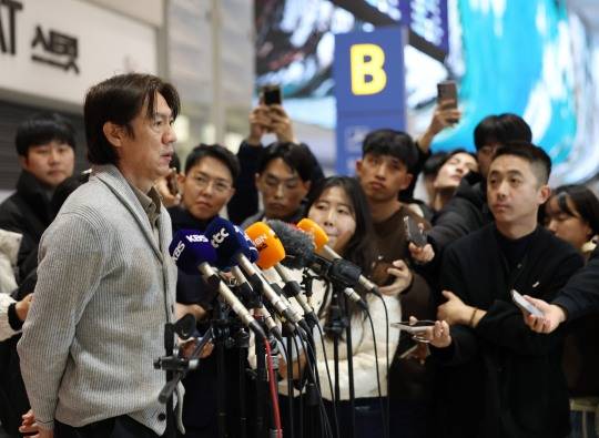 인터뷰하는 홍명보 감독. 사진[연합뉴스]