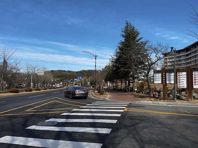 한낮의 보문관광단지 입구 도로. 인도에는 사람 그림자조차 보이지 않는다. / 사진=차재연 인턴기자