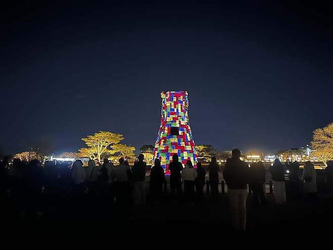 첨성대 앞에 관광객들이 모여 첨성대 야간 미디어파사드를 관람하고 있다. / 사진=차재연 인턴기자