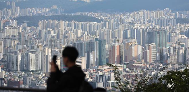 서울 남산에서 바라본 도심에 아파트가 즐비하다. [이승환 기자]