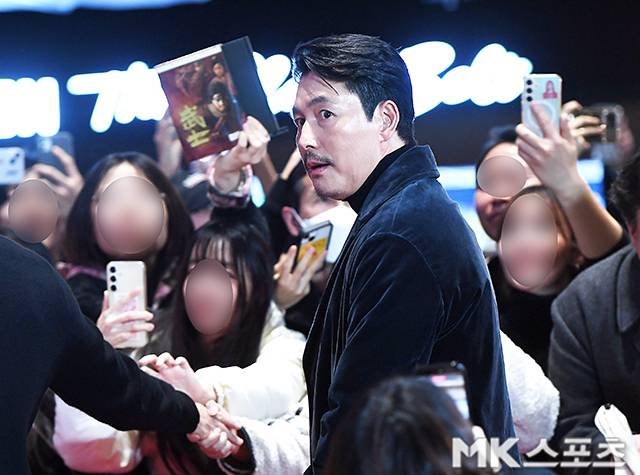 이날 정우성이 등장하자 시사회장 일대에는 해외 팬들을 포함한 수많은 관객이 몰렸다.  / 사진 = 천정환 기자