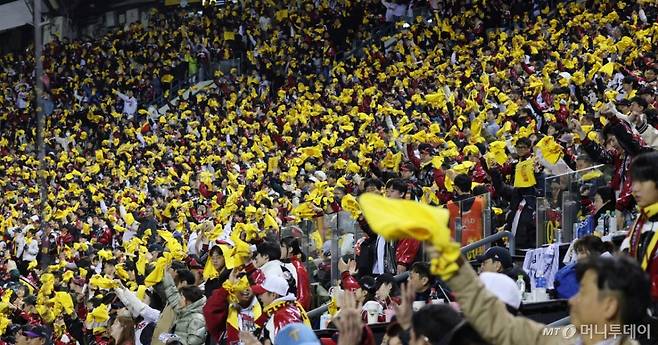 2025 KBO리그 한국시리즈 2차전 LG 트윈스 대 한화 이글스전이 27일 잠실야구장에서 열렸다.  LG 응원단이 열띤 응원을 펼치고 있다. /사진=김진경 kim.jinkyung@