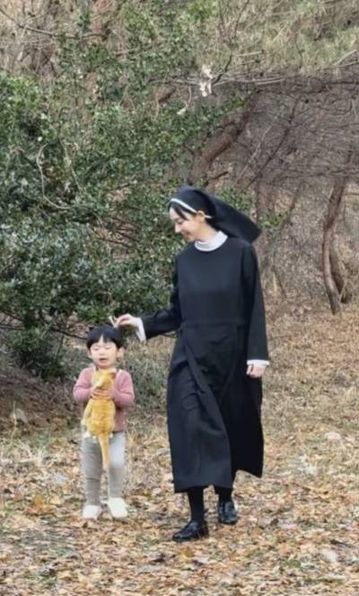 그룹 에스파 멤버 카리나의 미담이 전해졌다./사진=아역배우 임시현 어머니 SNS