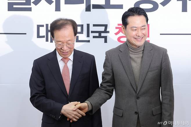 (서울=뉴스1) 신웅수 기자 = 장동혁 국민의힘 대표가 16일 서울 여의도 국회를 찾은 이석연 국민통합위원장을 접견하고 있다. 2025.12.16/뉴스1  Copyright (C) 뉴스1. All rights reserved. 무단 전재 및 재배포,  AI학습 이용 금지. /사진=(서울=뉴스1) 신웅수 기자