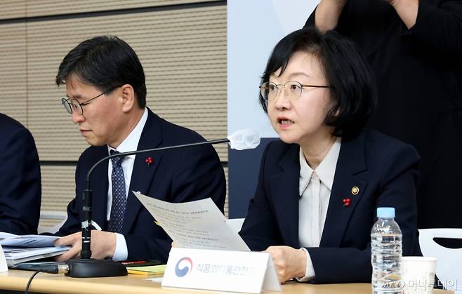 (세종=뉴스1) 김기남 기자 = 오유경 식품의약품안전처 처장이 16일 오후 세종시 정부세종청사 보건복지부 브리핑실에서 2026년 업무보고 내용을 설명하고 있다. 2025.12.16/뉴스1  Copyright (C) 뉴스1. All rights reserved. 무단 전재 및 재배포,  AI학습 이용 금지. /사진=(세종=뉴스1) 김기남 기자
