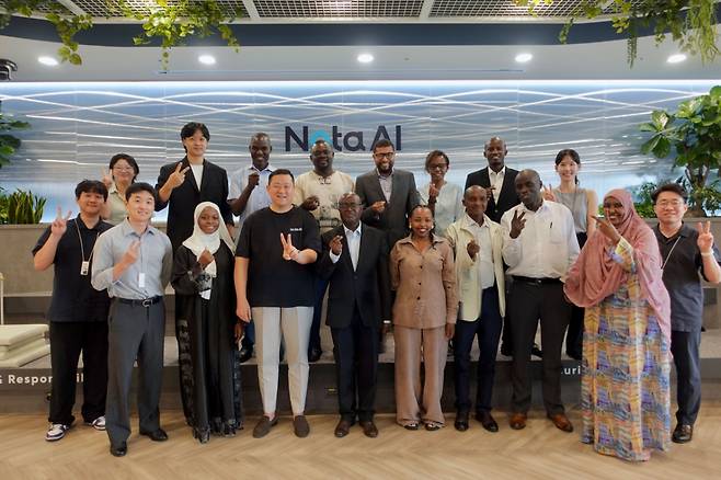 나이로비 도시도로공사 관계자들이 노타 사무실에 방문해 기념사진을 찍는 모습/사진제공=노타