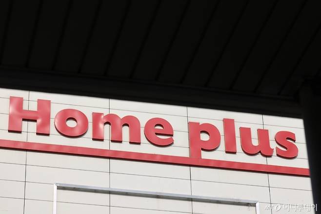 [서울=뉴시스] 황준선 기자 = 홈플러스의 기업회생 지속 가능 여부가 결정되는 31일 오후 서울 강서구 홈플러스 본사의 모습.   지난 3월 4일 회생절차 개시 이후 아직까지 인수자를 찾고 있는 홈플러스의 매각 주관사 삼일회계법인은 이날 까지 회생 계획 인가 전 인수합병(M&A)을 위한 인수의향서(LOI) 접수를 받는다. 홈플러스가 인수자를 찾지 못하고 파산할 경우, 직영직과 협력업체 직원 등 약 10만명의 노동자가 실직 상태에 놓일 수 있다. 2025.10.31. hwang@newsis.com /사진=황준선