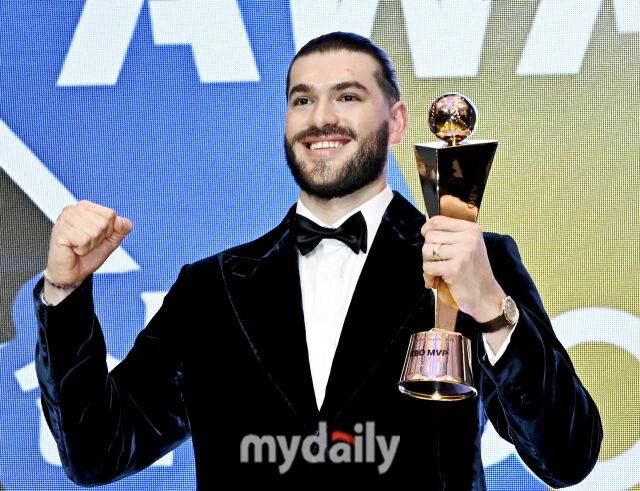 한화 폰세가 24일 오후 서울 잠실 롯데호텔 월드에서 진행된 '2025 KBO 시상식'에서 MVP를 수상하고 있다./마이데일리