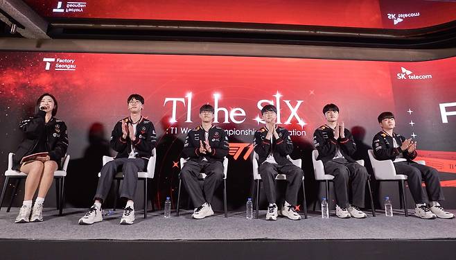 지난 15일 T팩토리 성수에서 T1 선수들이 ‘2025 리그 오브 레전드 월드 챔피언십’ 우승을 기념해 팬 미팅 행사를 진행하고 있다. [SK텔레콤 제공]