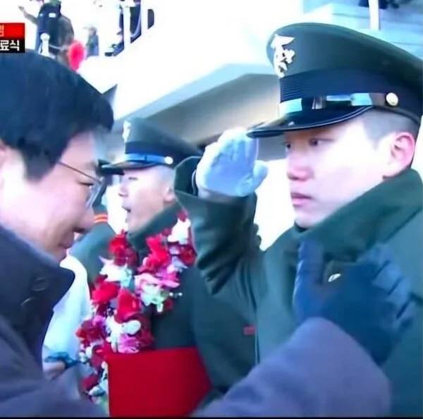 박정희 전 대통령의 장손 세현씨가 부친 박지만 회장에게 거수경례하는 모습. [KFN]