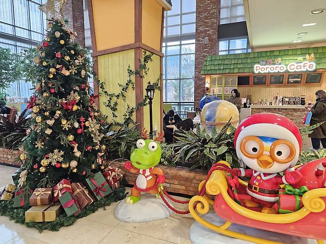 경기 성남 아이코닉스 판교사옥 1층에 마련된 ‘뽀로로 카페’에 산타가 된 뽀로로와 썰매를 끄는 크롱이 있다. 최은지 기자.