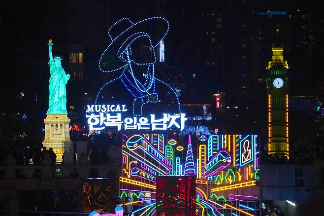 사자보이 갓맨 “자유의 여신 안녕? 빅밴 시계 보니 시간 제대로 맞췄네. 요즘 서울 축제 대박이잖아” 서울 빛초롱 축제의 한 풍경