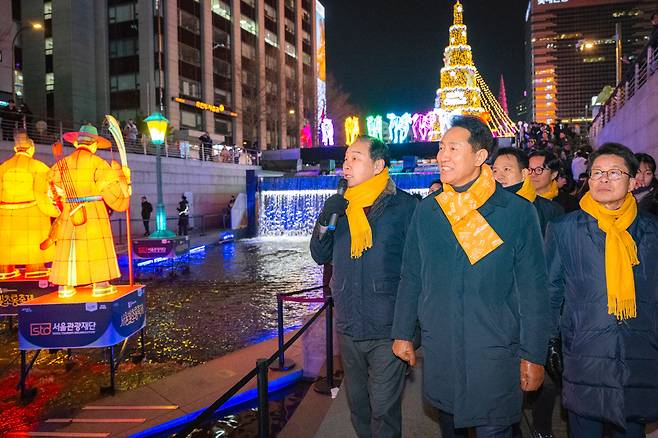 서울빛초롱축제에서 오세훈 서울시장과 서울관광재단 길기연 대표이사가 함께 개막투어를 하고 있다.