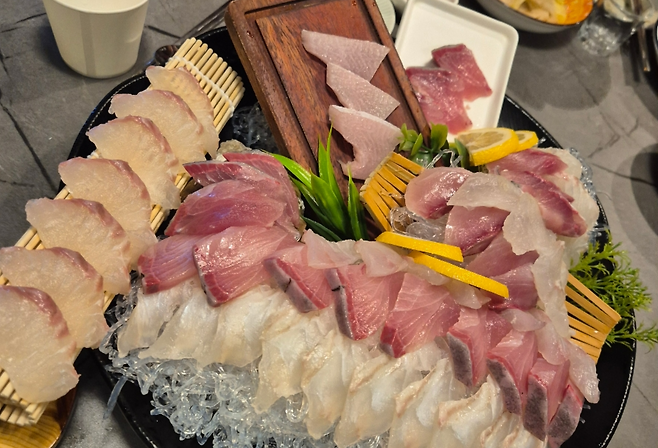 서울 한 음식점에서 판매하고 있는 방어회.[X(구 트위터) 갈무리]