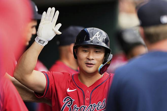 [디트로이트=AP/뉴시스]메이저리그(MLB) 애틀랜타 브레이브스의 김하성이 21일(현지 시간) 미국 미시건주 디트로이트의 코메리카 파크에서 벌어진 2025 MLB 디트로이트 타이거스와의 원정 경기에 6번 타자 유격수로 선발 출전해 4회초 솔로 홈런을 폭발한 뒤 그라운드를 달리고 있다. 2025.09.22.