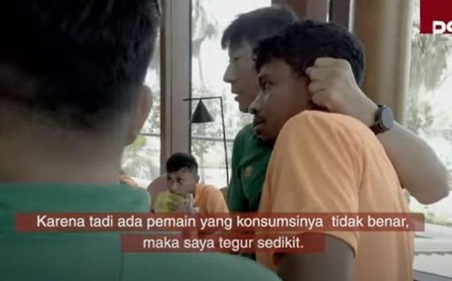 [뉴시스]신태용 전 감독에게 귀를 꼬집힌 리파드 마라사베시. (사진 = PSSI TV 유튜브 캡처) *재판매 및 DB 금지