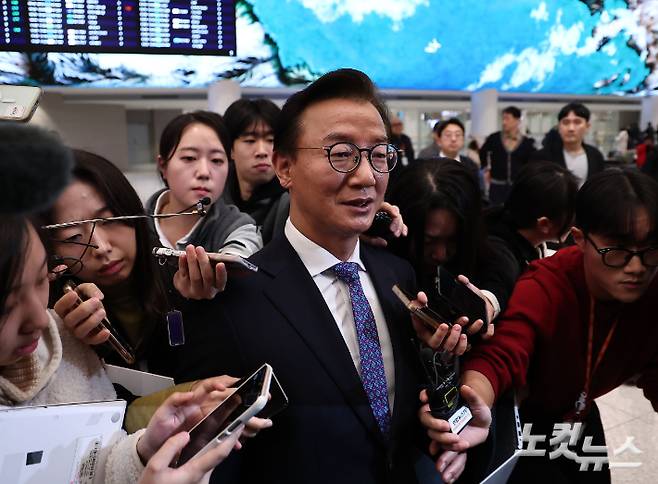 통일교로부터 금품을 수수했다는 의혹이 제기된 전재수 해양수산부 장관이 11일 오전 인천국제공항 제2여객터미널을 통해 귀국하고 있다. 황진환 기자