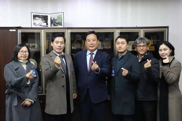 전국농업인력분쟁위원회(위원장 신승호, 왼쪽 두번째)가 어기구 국회 농림축산식품해양수산위원장(〃 세번째)을 만나 농업인력 정책 제안을 한 뒤 기념사진을 찍고 있다.