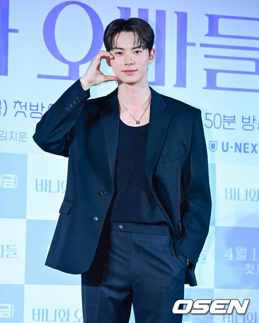 [OSEN=지형준 기자] 3일 오후 서울 용산구 CGV 용산아이파크몰에서 MBC 새 금토드라마 '바니와 오빠들' 제작발표회가 열렸다. '바니와 오빠들'은 흑역사로 남아버린 첫 연애 이후, 갑자기 다가온 매력적인 남자들과 엮이게 된 바니의 남친 찾기 로맨스 드라마다. 'MZ여신'으로 불리는 배우 노정의가 타이틀 롤을 맡아 신예 이채민, 조준영과 호흡을 맞추기로 해 기대를 모으고 있다. 배우 이채민이 포토타임을 하고 있다. 2025.04.03 / jpnews@osen.co.kr