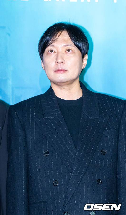 [OSEN=박준형 기자] 16일 서울 용산아이파크몰 내 용산 CGV에서 넷플릭스 영화 '대홍수' 제작보고회가 진행됐다.‘대홍수’는 대홍수가 덮친 지구의 마지막 날, 인류가 살아남을 수 있는 마지막 희망을 건 이들이 물에 잠겨가는 아파트 속에서 벌이는 사투를 그린 SF 재난 블록버스터로 이날 배우 김다미, 박해수,&nbsp;권은성과&nbsp;김병우&nbsp;감독이 참석했다.김병우 감독이 포즈를 취하고 있다.   2025.12.16 / soul1014@osen.co.kr