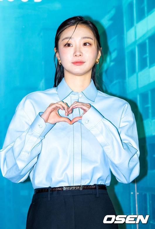 [OSEN=박준형 기자] 16일 서울 용산아이파크몰 내 용산 CGV에서 넷플릭스 영화 '대홍수' 제작보고회가 진행됐다.‘대홍수’는 대홍수가 덮친 지구의 마지막 날, 인류가 살아남을 수 있는 마지막 희망을 건 이들이 물에 잠겨가는 아파트 속에서 벌이는 사투를 그린 SF 재난 블록버스터로 이날 배우 김다미, 박해수,&nbsp;권은성과&nbsp;김병우&nbsp;감독이 참석했다.배우 김다미가 포즈를 취하고 있다.  2025.12.16 / soul1014@osen.co.kr