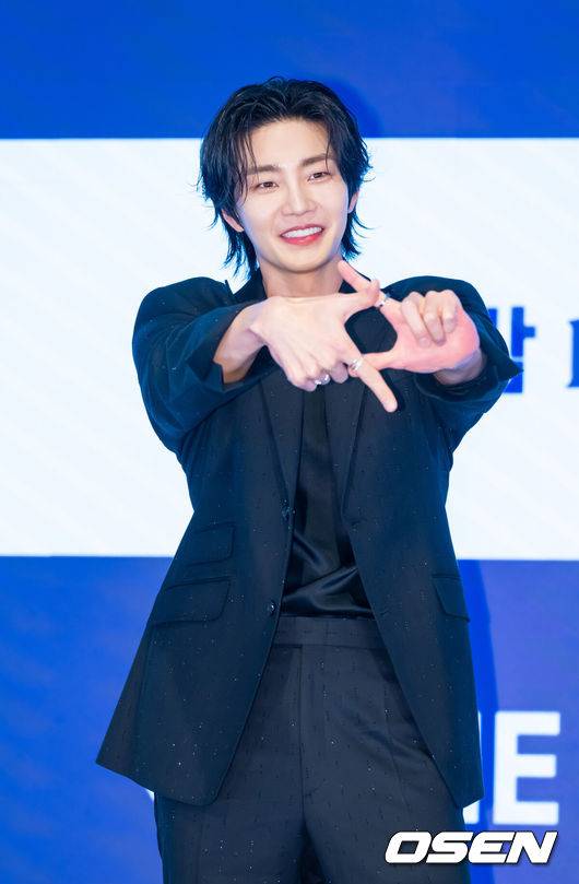 EN=박준형 기자] 16일 오후 서울 신도림 디큐브시티 내 더 세인트 호텔에서 지니 TV 오리지널 드라마 ‘아이돌아이’(연출 이광영 극본 김다린) 제작발표회가 진행됐다.팬심 만렙의 스타 변호사 맹세나(최수영 분)가 살인 용의자로 몰린 ‘최애’ 아이돌 도라익(김재영 분)의 사건을 맡으며 벌어지는 미스터리 법정 로맨스다.배우 김재영이 포즈를 취하고 있다.    2025.12.16 / soul1014@osen.co.kr