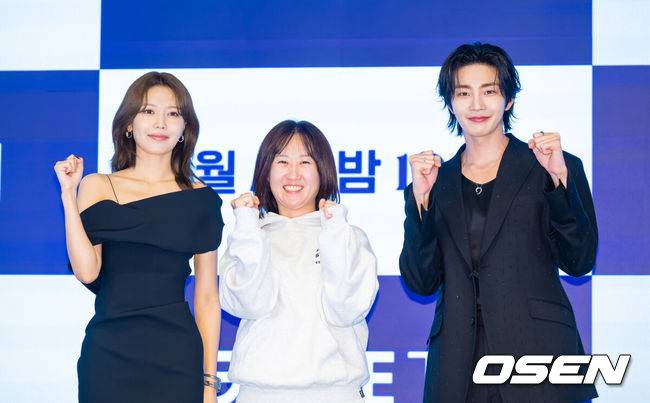 EN=박준형 기자] 16일 오후 서울 신도림 디큐브시티 내 더 세인트 호텔에서 지니 TV 오리지널 드라마 ‘아이돌아이’(연출&nbsp;이광영&nbsp;극본&nbsp;김다린)&nbsp;제작발표회가 진행됐다.팬심 만렙의 스타 변호사 맹세나(최수영&nbsp;분)가 살인 용의자로 몰린 ‘최애’ 아이돌 도라익(김재영&nbsp;분)의 사건을 맡으며 벌어지는 미스터리 법정 로맨스다.배우 최수영과 이광영 감독, 김재영이 포즈를 취하고 있다.    2025.12.16 / soul1014@osen.co.kr