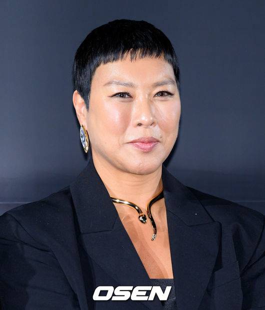 [OSEN=이대선 기자] 16일 서울 강남구 메가박스 코엑스에서 영화 '프로젝트Y’ 제작보고회가 열렸다.범죄 엔터테이닝 무비 '프로젝트Y'는 화려한 도시 그 한가운데에서 다른 내일을 꿈꾸며 살아가던 미선과 도경이 인생의 벼랑 끝에서 검은 돈과 금괴를 훔치면서 벌어지는 이야기를 그린 작품으로 2026년 1월 21일 극장에서 개봉한다.배우 정영주가 취재진의 질문을 듣고 있다. 2025.12.16 /sunday@osen.co.kr