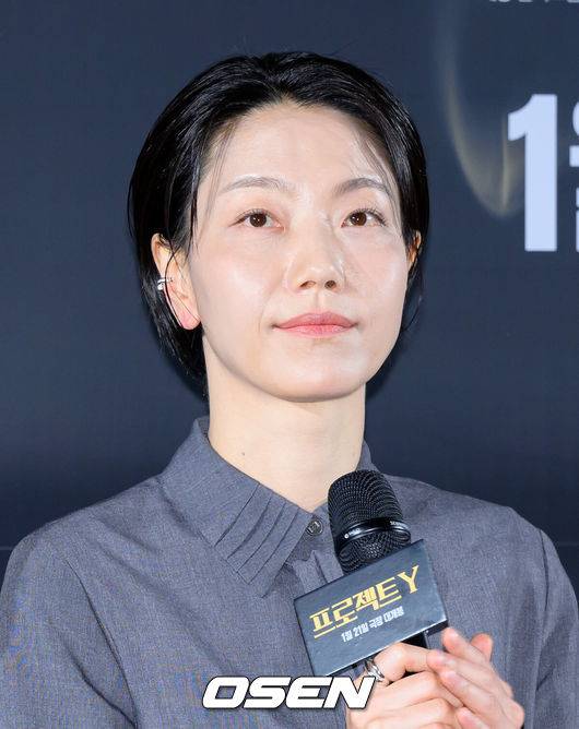 [OSEN=이대선 기자] 16일 서울 강남구 메가박스 코엑스에서 영화 '프로젝트Y’ 제작보고회가 열렸다.범죄 엔터테이닝 무비 '프로젝트Y'는&nbsp;화려한 도시 그 한가운데에서 다른 내일을 꿈꾸며 살아가던 미선과 도경이 인생의 벼랑 끝에서 검은 돈과 금괴를 훔치면서 벌어지는 이야기를 그린 작품으로 2026년 1월 21일 극장에서 개봉한다.배우 김신록이 취재진의 질문을 듣고 있다. 2025.12.16 /sunday@osen.co.kr