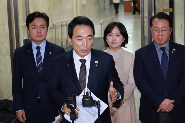 ▲더불어민주당 박수현 수석대변인이 16일 국회에서 열린 비공개 의원총회를 마치고 회의 결과를 브리핑하고 있다. ⓒ연합뉴스