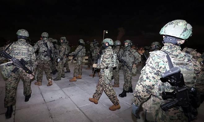 2024년 12월 4일 서울 여의도 국회 내부로 계엄군이 진입을 시도하고 있는 모습. 뉴시스