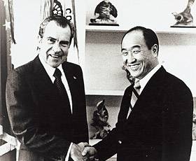 1974년 미국 대통령 집무실인 백악관에서 닉슨 당시 대통령을 만난 문선명 통일교 총재. 뉴스1