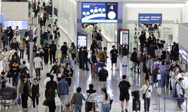 인천국제공항 제1여객터미널 출국장이 여행객들로 북적이고 있다. 뉴스1