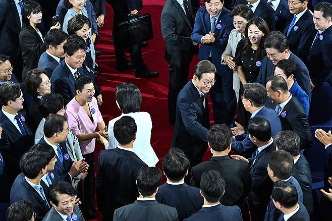 6월4일 이재명 대통령이 국회에서 제21대 대통령 취임 선서식을 마친 뒤 국회의원들과 인사를 나눴다. ⓒ국회사진기자단
