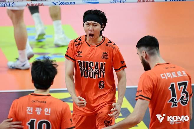 OK저축은행 세터 이민규(가운데)는 이번 시즌 주전 자리를 되찾은 뒤 배구의 재미를 다시 느끼고 있다.&nbsp;속공과 20점 이후 주포 활용 능력을 앞세워 팀의 순위 경쟁에 힘을 보태고 있다. 사진제공│KOVO