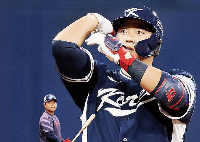 한동희가 지난 11월 9일 서울 고척스카이돔에서 열린 체코와 평가전에서 적시타를 때린 뒤 세리머니를 하고 있다. 작은 사진은 군 입대 전인 지난해 롯데 소속으로 훈련하는 장면. 연합뉴스·롯데 자이언츠제공