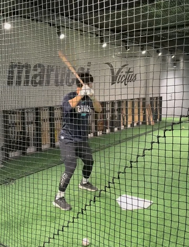 NC 김휘집이 맞춤형 방망이를 찾기 위해 방망이를 휘두르고 있다. 마루치 히터스 하우스 SNS 캡처