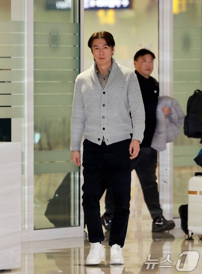 홍명보 축구 국가대표팀 감독이 지난 5일(현지시각) 미국 워싱턴DC 케네디센터에서 열린 '2026 북중미 월드컵 조 추첨식'을 마치고 12일 인천국제공항 제2여객터미널을 통해 귀국하고 있다. 한국은 멕시코, 남아프리카공화국, 유럽 플레이오프 D조(덴마크, 북마케도니아, 체코, 아일랜드)승자와 함께 A조에서 32강 진출을 두고 격돌한다. /사진=뉴스1