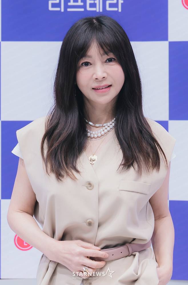 배우 황신혜가 29일 오전 온라인 생중계로 진행된 LG헬로비전 새 예능 '엄마는 예뻤다' 제작발표회에 참석해 포즈를 취하고 있다.  엄마의 예뻤던 청춘을 다시 되돌려주는 건강 솔루션 메이크오버 프로그램 '엄마는 예뻤다'는 내달 1일 첫 방송된다. /사진제공=LG헬로비전 2022.04.29