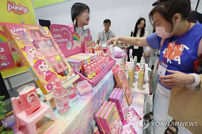 알록달록 어린이 화장품 [연합뉴스 자료사진]
