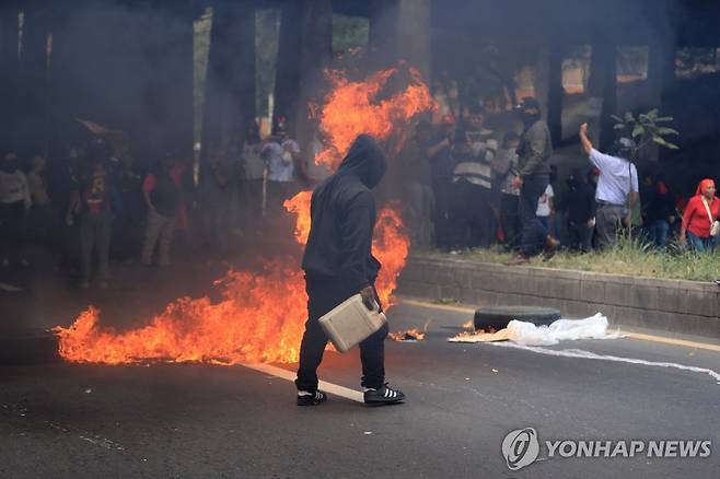 15일(현지시간) 온두라스 대선 논란 항의 거리시위 [테구시갈파 EPA=연합뉴스. 재판매 및 DB 금지]