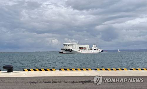 포항 영일만에 들어오는 대형 카페리 [연합뉴스 자료사진]