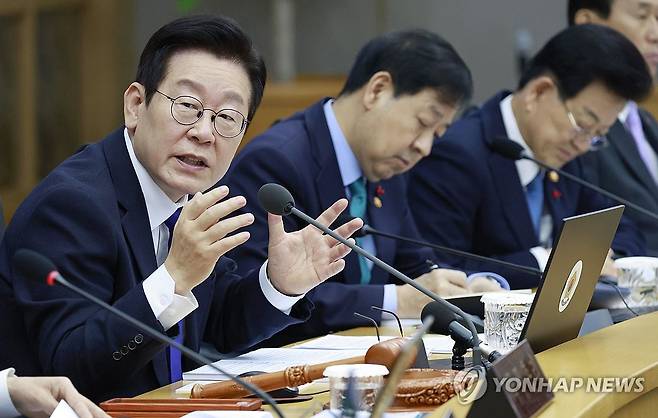 국무회의 발언하는 이재명 대통령 (세종=연합뉴스) 김도훈 기자 = 이재명 대통령이 16일 정부세종청사에서 열린 국무회의에서 발언하고 있다. 2025.12.16 [대통령실통신사진기자단] superdoo82@yna.co.kr