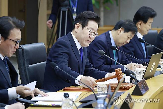 국무회의 개회선언하는 이재명 대통령 (세종=연합뉴스) 김도훈 기자 = 이재명 대통령이 16일 정부세종청사에서 열린 국무회의에서 개회 선언을 하고 있다. 2025.12.16 [대통령실통신사진기자단] photo@yna.co.kr