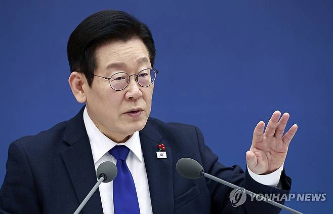 이재명 대통령, 복지부·식약처 업무보고 발언 (세종=연합뉴스) 김도훈 기자 = 이재명 대통령이 16일 정부세종컨벤션센터에서 열린 보건복지부(질병관리청)·식품의약품안전처 업무보고에서 발언하고 있다. 2025.12.16 [대통령실통신사진기자단] superdoo82@yna.co.kr