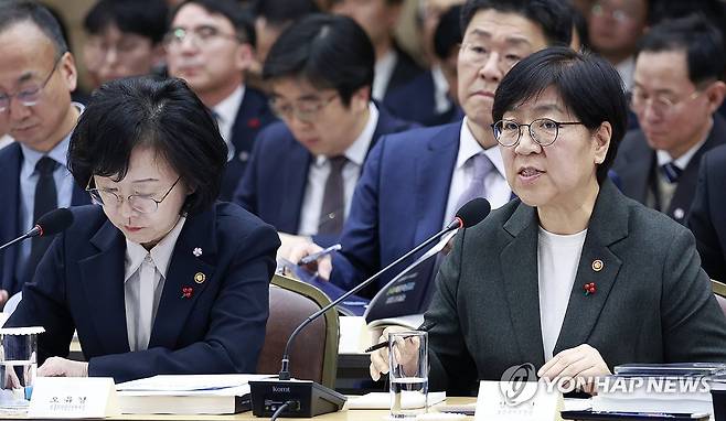 업무보고하는 정은경 복지부 장관 (세종=연합뉴스) 김도훈 기자 = 정은경 복지부 장관이 16일 정부세종컨벤션센터에서 이재명 대통령에게 보건복지부 업무보고를 하고 있다. 
    왼쪽은 오유경 식약처장. 2025.12.16 [대통령실통신사진기자단] superdoo82@yna.co.kr