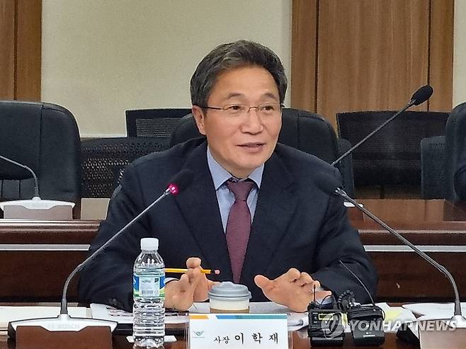 발언하는 이학재 공항공사 사장 (서울=연합뉴스) 이학재 인천국제공항공사 사장이 16일 인천국제공항공사 회의실에서 열린 기자간담회에서 발언하고 있다. 2025.12.16 [인천국제공항공사 제공] photo@yna.co.kr