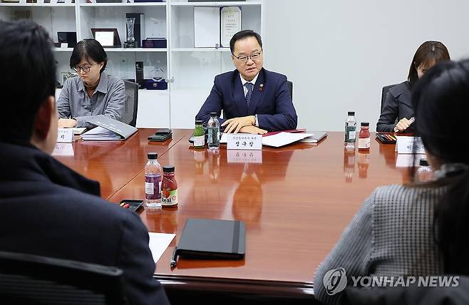 양육비 선지급 현장소통 간담회, 발언하는 정구창 차관 (서울=연합뉴스) 이정훈 기자 = 정구창 성평등가족부 차관이 16일 서울 종로구 정부서울청사에서 열린 양육비 선지급 현장소통 간담회에서 발언하고 있다. 2025.12.16 uwg806@yna.co.kr