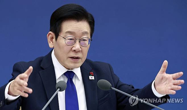 이재명 대통령, 복지부·식약처 업무보고 발언 (세종=연합뉴스) 김도훈 기자 = 이재명 대통령이 16일 정부세종컨벤션센터에서 열린 보건복지부(질병관리청)·식품의약품안전처 업무보고에서 발언하고 있다. 2025.12.16 [대통령실통신사진기자단] superdoo82@yna.co.kr